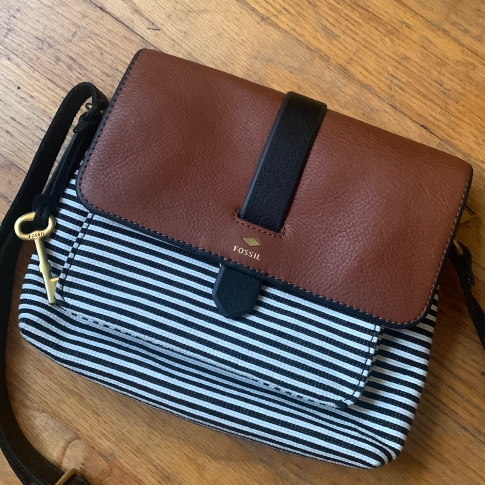 Cute Fossil crossbody.. like new condition!